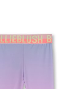 Leggings viola con una fascia in vita rosa e arancione con testo parzialmente visibile "BLUSH" in lettere giallo chiaro.