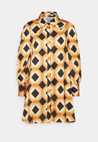 Chemise à bouton en satin brillant, présentant un motif géométrique en forme de diamant dans des tons d'orange, noir et crème, avec des manches longues et un col.