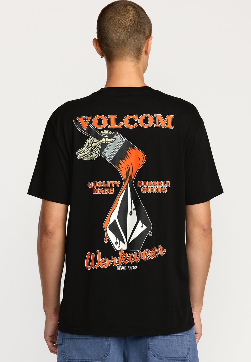 Sort bomulds T-shirt med et stort grafisk design på ryggen, der viser en malerpensel og logoelementer i orange og hvid.