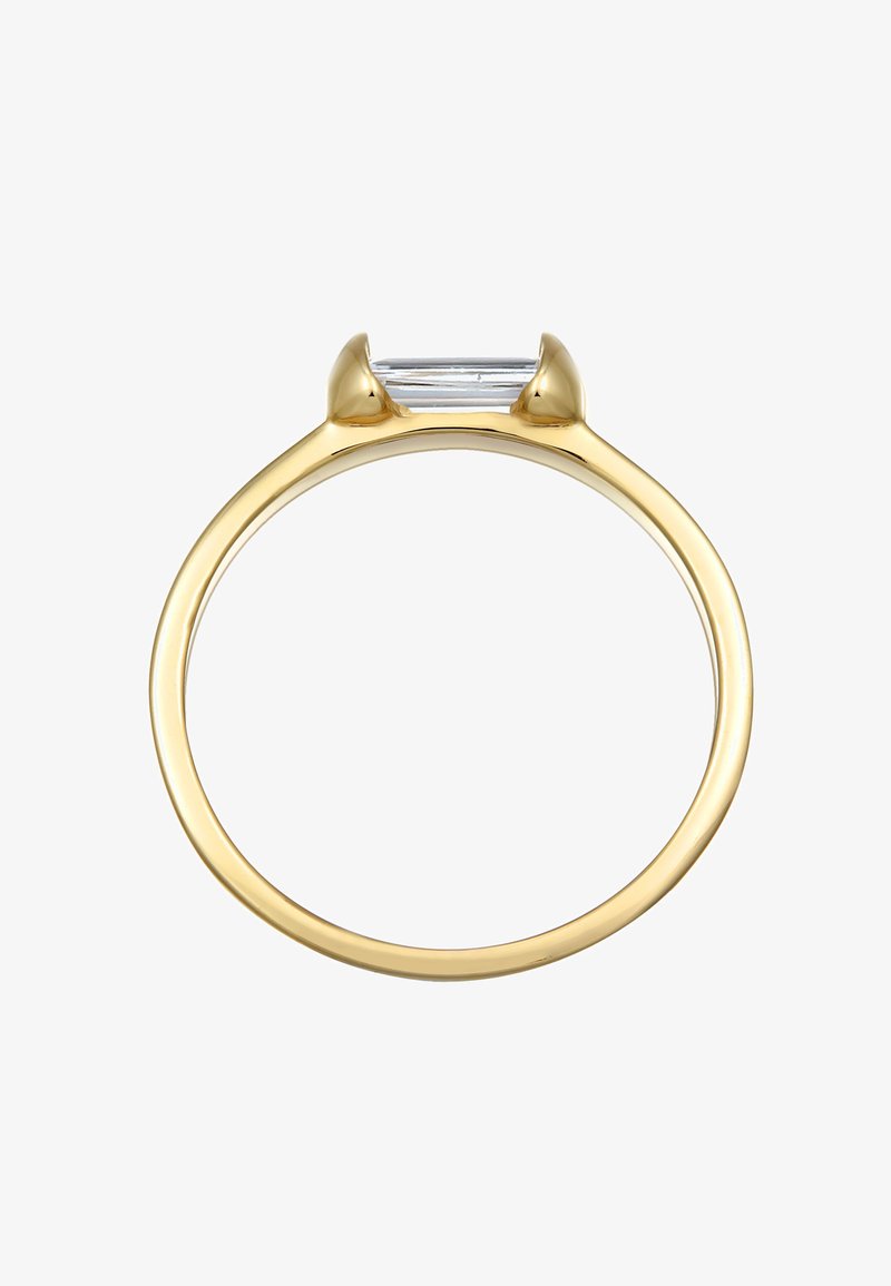 Bague en or avec une fine bande et une pierre claire rectangulaire facettée montée sur une monture à griffes relevées. Finition lisse et polie.