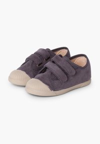 Baskets en velours côtelé violet avec des semelles en caoutchouc beige et des embouts en caoutchouc. Elles disposent de deux bandes Velcro pour la fermeture, d'un tissu texturé et d'un design arrondi.
