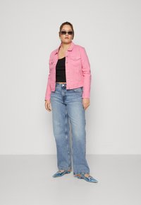Vero Moda Curve VMRYLEE - Straight leg jeans - medium blue denim