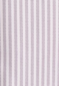 Gros plan sur un tissu blanc avec des rayures verticales texturées en gris clair et violet.