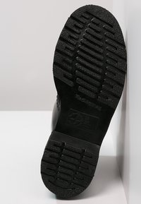 Dr. Martens Botines con cordones - black