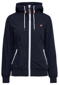 Granatowa wodoodporna kurtka z kapturem, białym zamkiem błyskawicznym, sznurkami do regulacji oraz ściągaczami na rękawach. Posiada dwie boczne kieszenie na zamek. Gładka faktura.