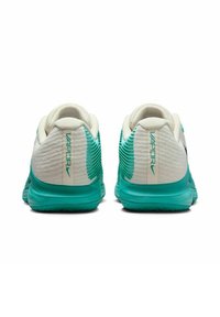 Grüne und weiße Sportschuhe mit strukturiertem Mesh-Obermaterial, gewölbtem Fersendesign und "Vapor"-Branding auf der Rückseite. Gummisohle für besseren Halt.