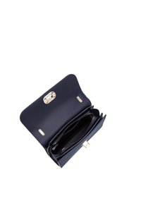 Borsa a tracolla in pelle blu navy con chiusura a scatto, dotata di un comparto con cerniera e molteplici tasche. Texture liscia con hardware in tonalità oro.