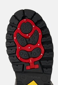 Sort vinterstøvlesål med røde skridsikre tapper, metalnitter og snefnug-symbol, størrelse 42, mærke Bogner.