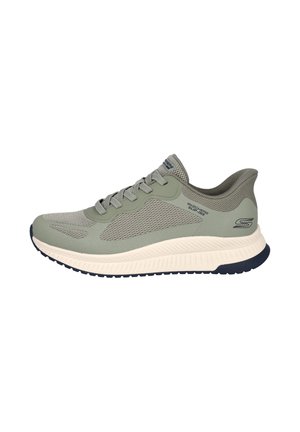 Zapatilla deportiva verde claro con parte superior de malla transpirable, mediasuela blanca acolchada y suela de goma azul marino. Diseño con cordones y acentos de logo.