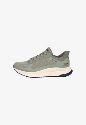 Zapatilla deportiva verde claro con parte superior de malla transpirable, mediasuela blanca acolchada y suela de goma azul marino. Diseño con cordones y acentos de logo.