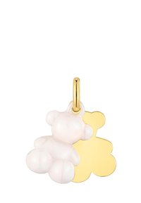 Charm ours en peluche translucide blanc attaché à une silhouette d'ours en peluche dorée avec une boucle dorée sur fond blanc.