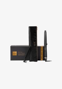 Das Lockenstab-Set umfasst einen schwarzen konischen Lockenstab, ein strukturiertes schwarzes Täschchen mit goldenen Akzenten und einen schwarzen Kamm. Verpackt in einer schwarzen Box.