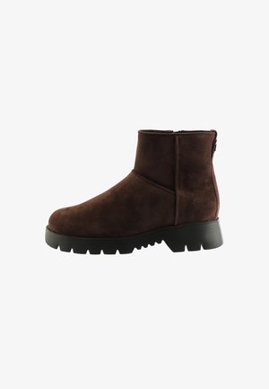 Brun ruskind ankelstøvle med sort chunky gummisål og sidelukkende lynlås, vist i højre profil på en hvid baggrund.