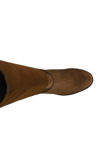 Brązowy zamszowy bucik sięgający do kolan, widziany z góry na białym tle, ukazujący zaokrąglony czubek i szczegóły przeszyć.