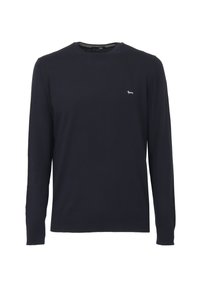 Maglione blu navy a maniche lunghe realizzato in tessuto morbido, con scollo rotondo e un piccolo logo argentato sul petto. Texture liscia.