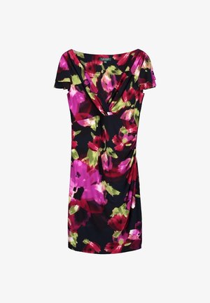 Robe noire mi-longue avec imprimé floral rose, rouge et vert, manches courtes volantées et corsage froncé en V.