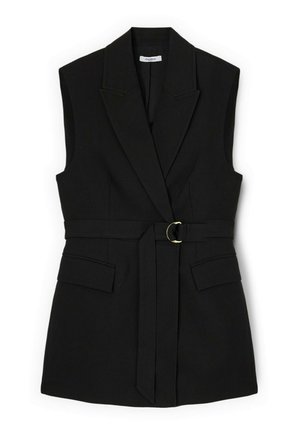 Robe blazer noire sans manches avec des revers crantés, une taille cintrée par une ceinture à boucle métallique, et deux poches à rabat à l'avant.