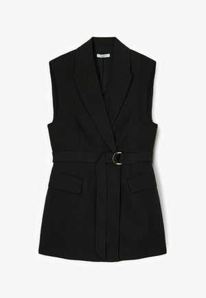 Robe blazer noire sans manches avec des revers crantés, une taille cintrée par une ceinture à boucle métallique, et deux poches à rabat à l'avant.