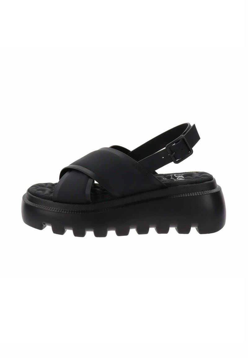 Zwarte sandalen met brede, kruisende banden en een verstelbare enkelgesp. Dikke, gestructureerde zool met een Clarks-logo op de voetbed.