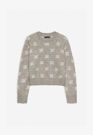 Szary, krótki sweter wykonany z miękkiego materiału, z powtarzającym się białym abstrakcyjnym wzorem, żebrowanym dekoltem i mankietami.