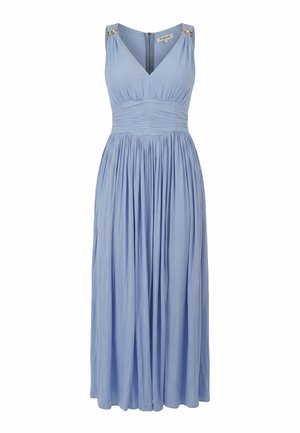 Robe maxi bleu clair sans manches avec col en V, corsage froncé et jupe plissée rassemblée, avec des accents dorés sur les bretelles.