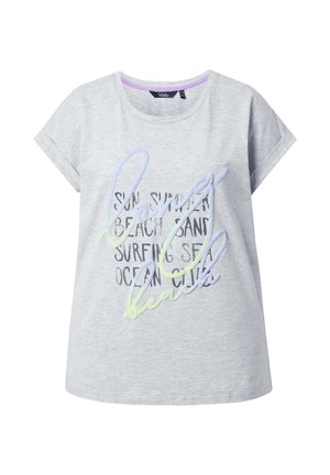 Camiseta gris de manga corta hecha de una tela suave, con un diseño de texto estilizado y colorido que presenta frases y detalles de temática playera.