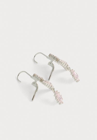 Ezüst színű fülbevalók, rózsaszín kövekkel, kampós dizájnnal, ívelt formával, illetve egy sor téglalap- és márkiz-kivágású díszítéssel.