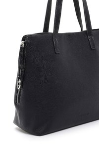 Sac à main en cuir noir avec une surface texturée, deux poignées et une poche latérale zippée. Présente une forme structurée et un branding subtil.