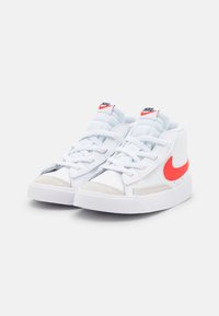 Nike Sportswear BLAZER MID '77 UNISEX - Sapatilhas de cano alto - white/habanero red/medium blue/black