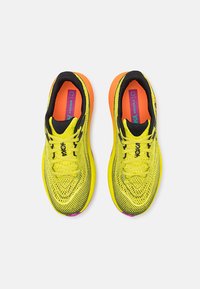 HOKA RINCON 4 - Silniční běžecké boty - citrus/black