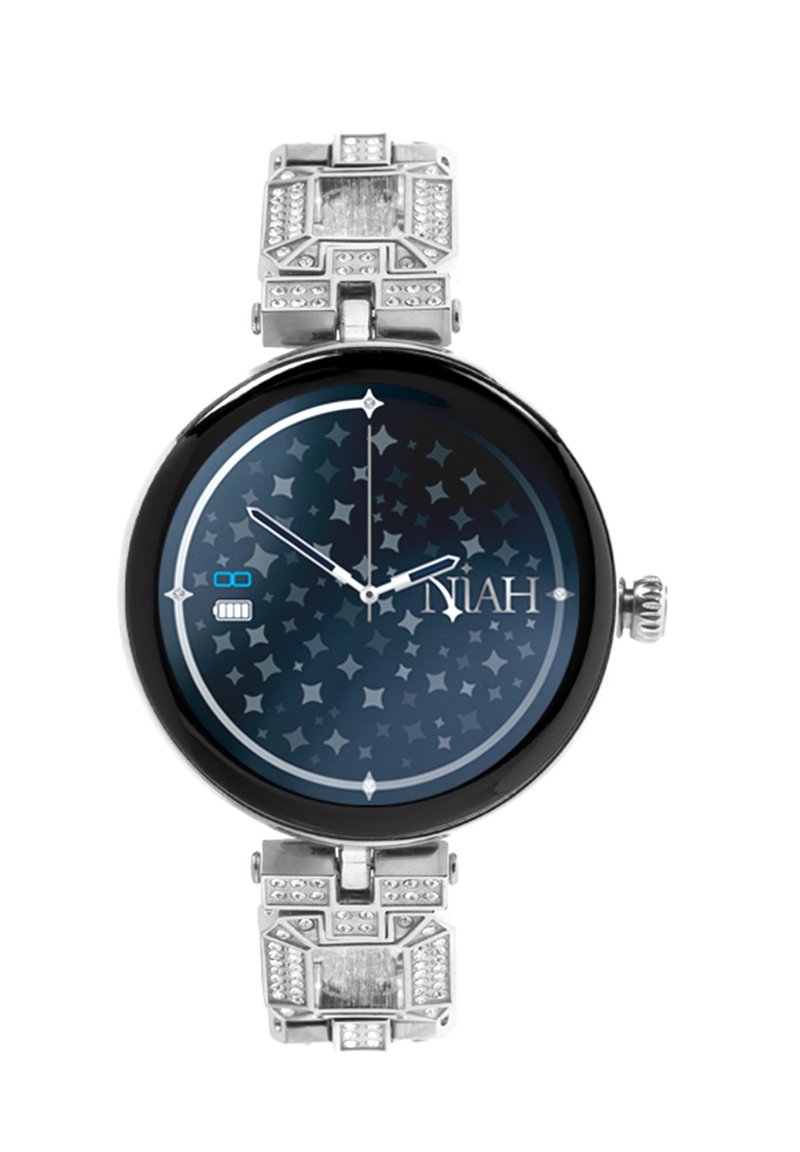 Montre ronde en argent avec une lunette noire, un cadran sombre en motif étoilé, des aiguilles argentées et un bracelet texturé en argent orné de cristaux.