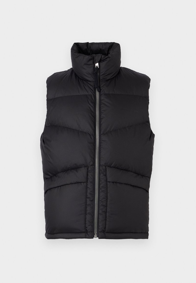Gilet noir rembourré avec un col haut, zip frontal et couture horizontale. Il possède deux poches inférieures et une texture lisse et légère.