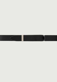 Cintura in tessuto nero con un design elegante e minimalista, dotata di una fibbia in metallo argentato e un dettaglio in hardware circolare a un'estremità.