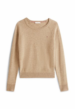 Maglione beige a maniche lunghe con scollo tondo, polsini e orlo a coste, e un piccolo logo ricamato sul petto. Tessuto morbido.