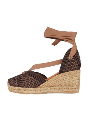Sandalo con zeppa intrecciata marrone con suola platform in juta e cinturini avvolgenti alla caviglia.