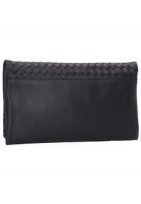 Musta nahkainen clutch-laukku, jossa on kudottu yläosa, sileä pinta, suorakulmainen muoto ja puhdas, minimalistikko muotoilu.