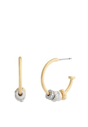 Boucles d'oreilles créoles dorées avec des perles décoratives argentées et nacrées, dotées d’un fermoir à tige et d’un fermoir sécurisé.