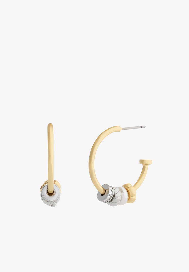 Boucles d'oreilles créoles dorées avec des perles décoratives argentées et nacrées, dotées d’un fermoir à tige et d’un fermoir sécurisé.