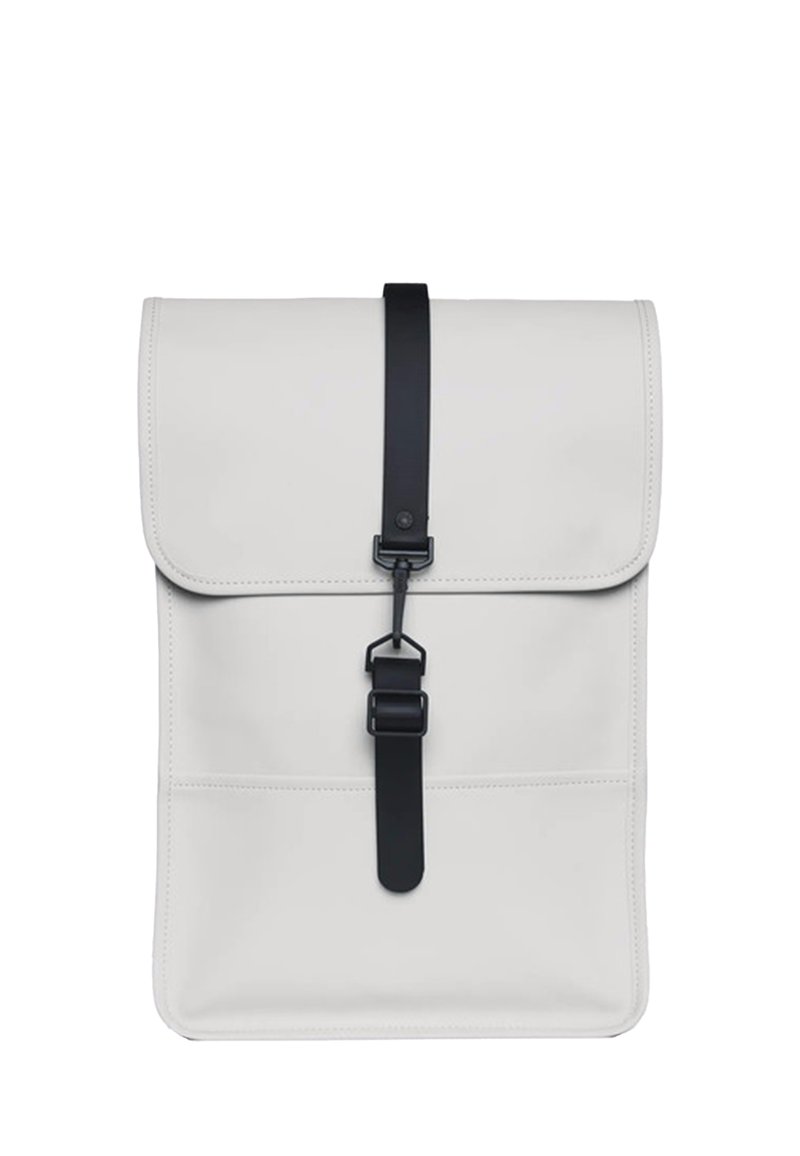 Vit ryggsäck med vikbar topp, säkrad med ett svart rem och spänne. Tillverkad av mjukt material, med subtila sömnadsdetaljer.