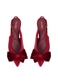 Røde velour slingback-sko med spids tå-design og stor sløjfedetalje foran. Udstyret med en gylden spænde for en sikker pasform.