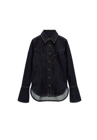 Chemise en denim foncé à manches longues avec des poignets évasés, un col pointu, un devant à boutons et un ourlet courbé laissant apparaître un tissu plus clair à l'intérieur.