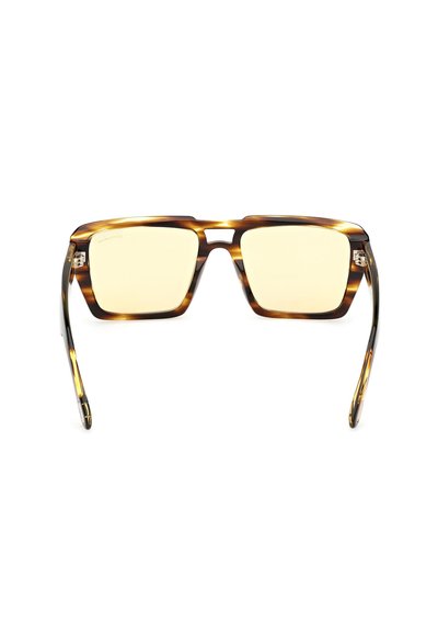 Želvovinové sluneční brýle čtvercového tvaru se žlutými čočkami, vybavené pevním rámem, kontrastními vzory a štíhlými raménky.
