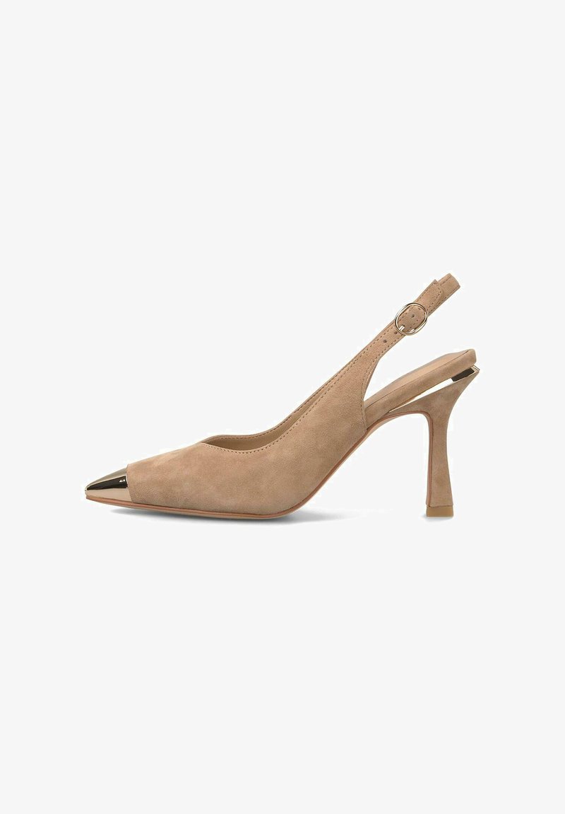 Zapatos de tacón alto de ante beige con punta afilada y punta metálica. Cuentan con una sola tira con una hebilla redonda y un tacón de aguja.