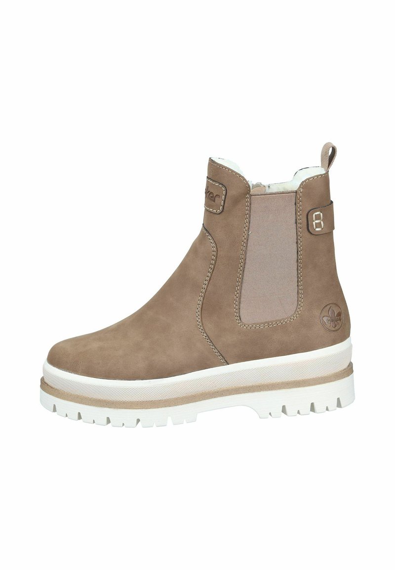 Botte de cheville en suede marron avec des panneaux latéraux élastiques, semelle en caoutchouc blanche, bout rond et coutures proéminentes. Accentuée par un patch logo.