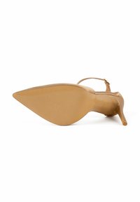 Sandalino beige con tacco alto, dalla punta appuntita, con una sottile cinghia alla caviglia e una finitura opaca e testurizzata, dotato di un tacco a stiletto affusolato.