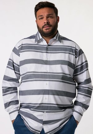 Camicia bianca con righe grigie spesse. Presenta un collo alla francese e maniche lunghe, realizzata in un tessuto liscio. Vestibilità casual.