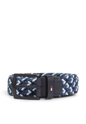 Flettet stofbælte med mørkeblå, lyseblå og hvide tråde, sort rektangulært metalspænde og mørkeblå læderløkke med lille rektangulært logo.