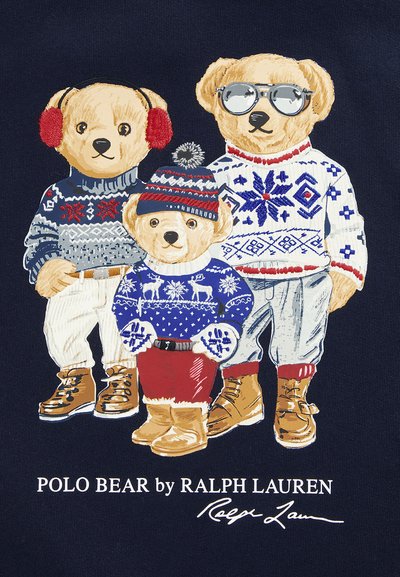 Tři kreslené medvědi v zimním oblečení: šedé a modré svetry, červené a modré čepice a hnědé boty, na tmavě modrém pozadí.