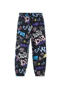 Pantaloni della tuta neri con testo e forme in stile graffiti colorate in rosa, blu e bianco, dotati di vita elastica e polsini affusolati.