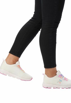 Scarpe da ginnastica bianche con una tomaia testurizzata, dotate di lacci rosa e blu e di una suola rosa. Abbinati a jeans neri aderenti.